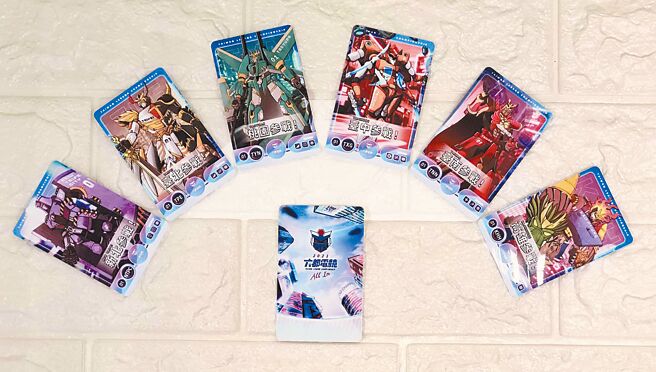 一卡通公司首次推出「六都电竞争霸战」限定卡共有7款除有赛事主视觉外，还有代表六都的电竞机甲队徽。（一卡通公司提供／石秀华高雄传真）