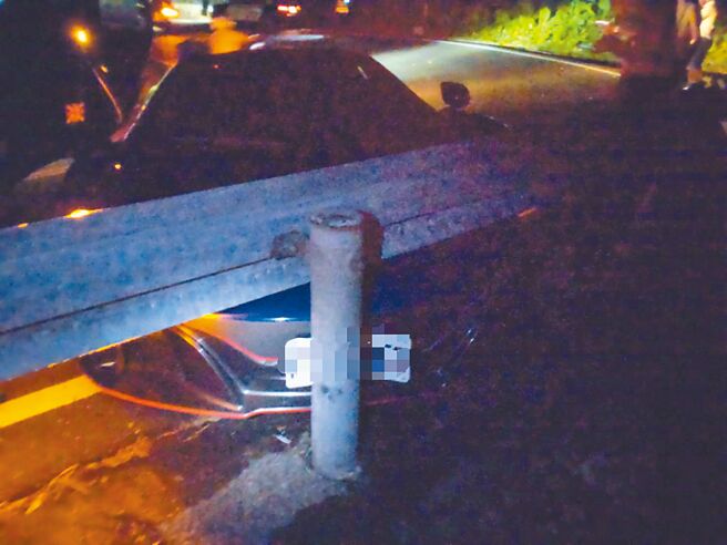 陈姓男子驾驶麦拉伦超跑行经北宜公路一处弯道时撞上护栏严重毁损。（礁溪警分局提供／胡健森宜兰传真）