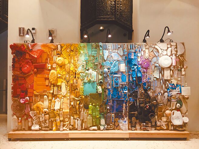 飘流海洋的垃圾变成艺术作品。（国立海洋科技博物馆提供／陈彩玲基隆传真）