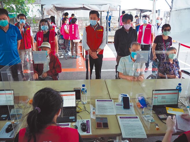 新竹市16日起为「疫苗预约平台」的首轮2万名预约AZ疫苗者开打。（陈育贤摄）