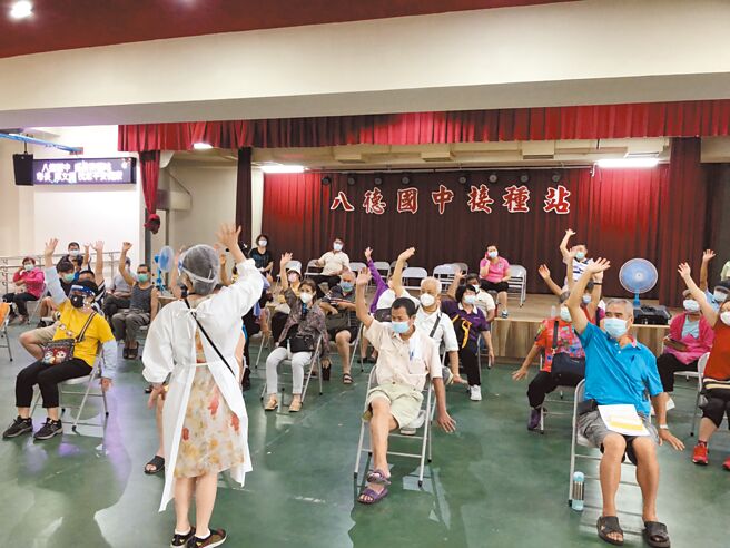 桃园市15日65岁以上长者造册人数是2万7444人，实际接种2万1565人，接种率78.6％。（赖佑维摄）