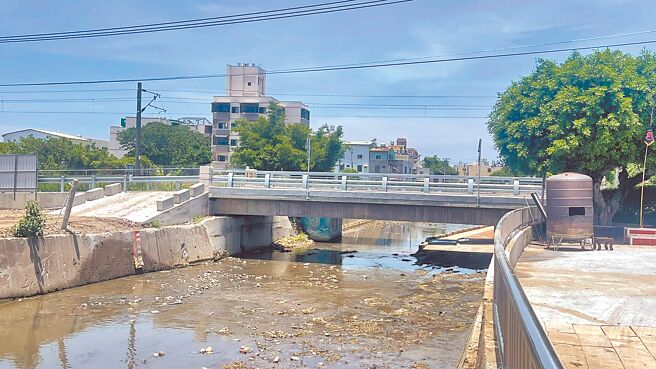 沙鹿区斗潭路南势溪桥赶在颱风旺季前完工通车，让民眾行经安全又方便。（台中市政府提供／陈世宗台中传真）