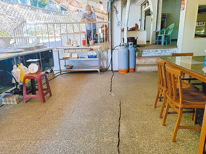 台南市關子嶺風景區知名景點「水火同源」商家店內的地板，被先前的地震震出一長條裂縫。（張毓翎攝）