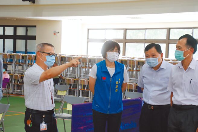及早備戰開學，台東開放高中職以下教職員17日專案施打，縣長饒慶鈴（左二）15日視察施打情形。（台東縣政府提供／蔡旻妤台東傳真）
