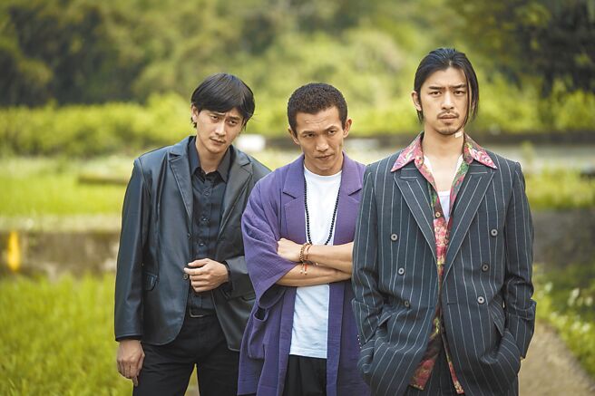 陈柏霖（右起）、黄尚禾、刘冠廷演出电影《诡扯》昨获韩国富川奇幻影展大奖。（良人行影业提供）