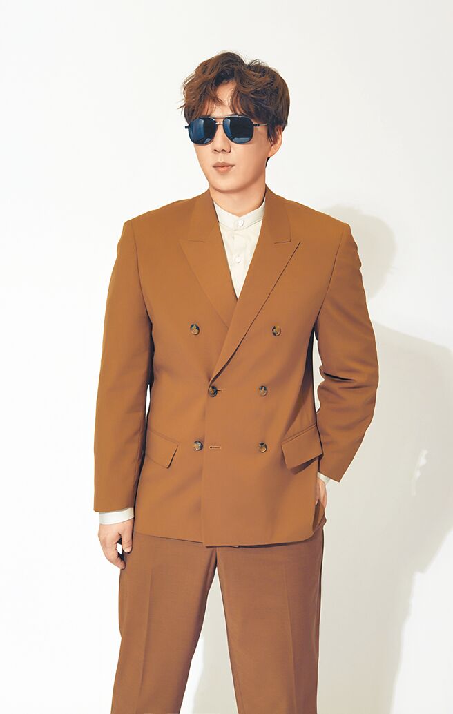 蕭煌奇4月推出新專輯《舞台》，前陣子因為疫情宅在家。（經紀人提供）