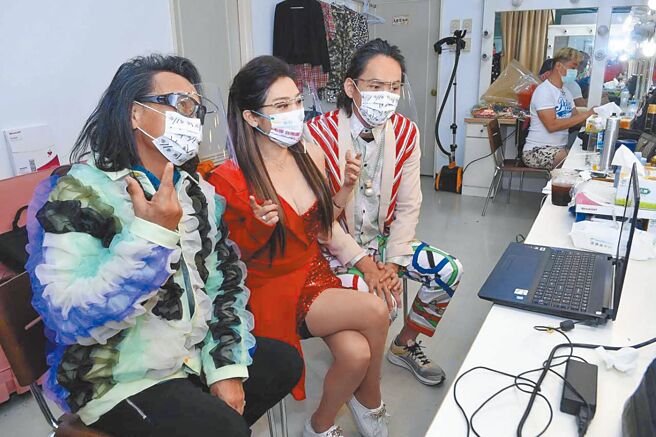 沈文程（左起）、王彩樺、黃鐙輝昨錄《黃金年代》之前，在線上和媒體分享近況。（華視提供）