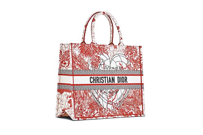 DiorAmour全新胶囊系列印花刺绣托特包11万元。（Dior提供）