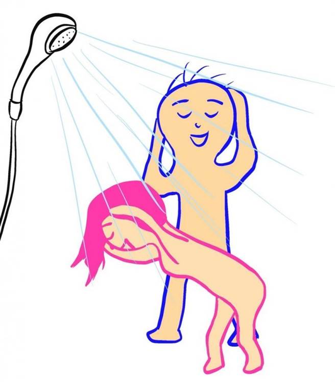 女子与男友一起洗澡，洗头时发现水温变热，发现原来是男友不慎尿尿在她头上。（示意图/Shutterstock提供）