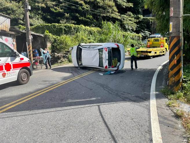 28歲張姓男子今（17日）上午8時許，開車行經新北市石碇區北宜公路17.3公里轉彎處、往新店方向，疑因車速過快失控，高速撞擊一旁山壁後側翻。（翻攝）