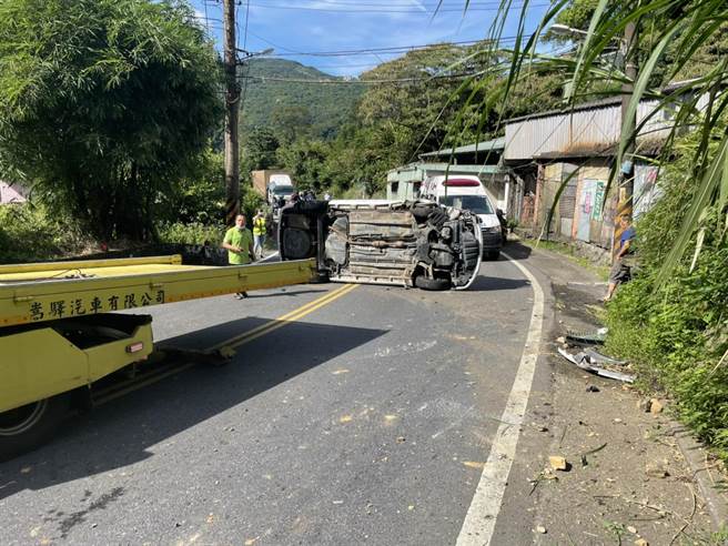 28歲張姓男子今（17日）上午8時許，開車行經新北市石碇區北宜公路17.3公里轉彎處、往新店方向，疑因車速過快失控，高速撞擊一旁山壁後側翻。（翻攝）