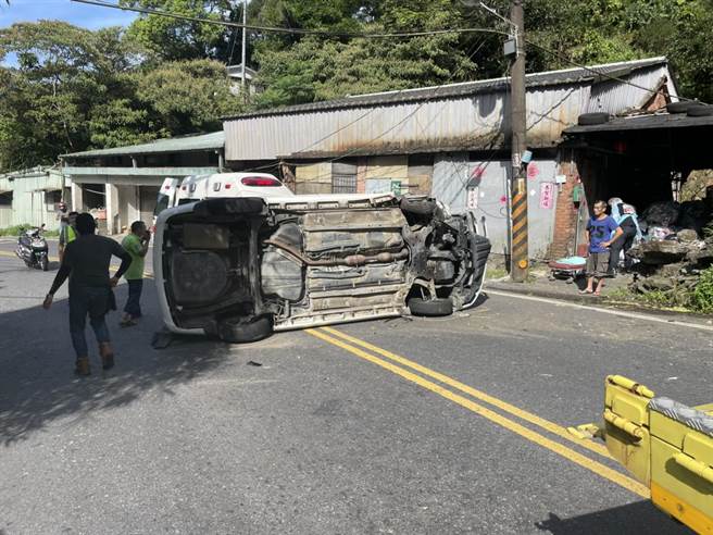 28歲張姓男子今（17日）上午8時許，開車行經新北市石碇區北宜公路17.3公里轉彎處、往新店方向，疑因車速過快失控，高速撞擊一旁山壁後側翻。（翻攝）