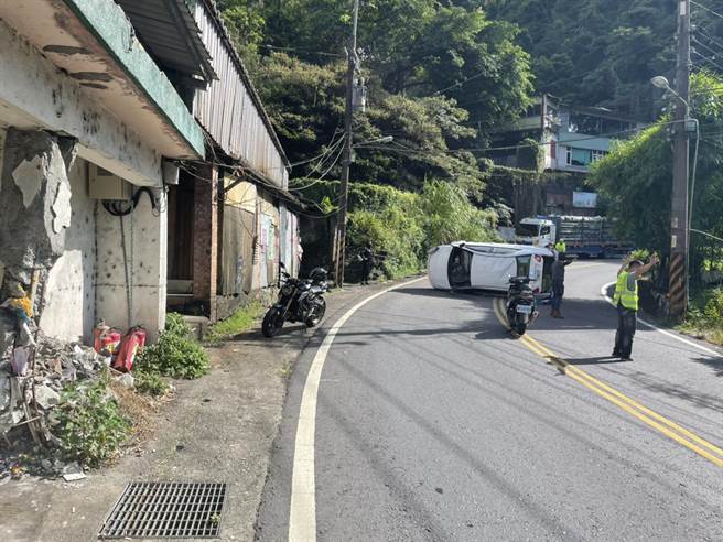 28歲張姓男子今（17日）上午8時許，開車行經新北市石碇區北宜公路17.3公里轉彎處、往新店方向，疑因車速過快失控，高速撞擊一旁山壁後側翻。（翻攝）