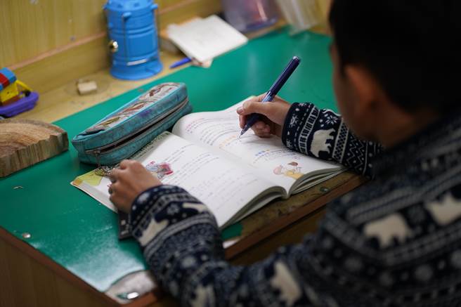 中央流行疫情指挥中心5月中旬要求全国中小学停课，儿少安置机构照顾人员工时及备援人力增加，导致机构经营管理成本提高。（安置盟提供／林良齐台北传真）