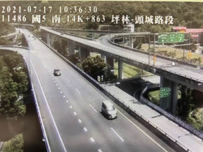 「微解封」的第一个周休二日，国道五号并未涌现南下出游车潮。（坪林交控 中心提供／胡健森宜兰传真）