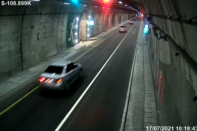 「微解封」的第一个周休二日，苏花改南下车流量比上星期要多出了一些。 （四工处交管中心提供／胡健森宜兰传真）