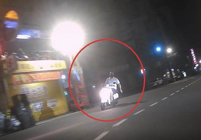 桃园中坜11日深夜1名白衣男子手持开山刀莫名追逐路边外送员，所幸外送员及时躲进店家，才逃过一劫。（中坜警分局提供／萧灵玺桃园传真）