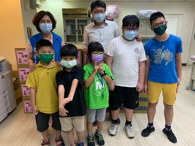 蓝营议员黄馨慧（左后），号召企业捐助物资30箱及现金，17日捐赠给财团法人中华民国扶弱成长协会。（读者提供／张妍溱台中传真）