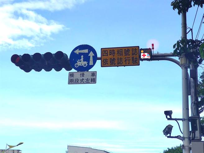 花蓮縣政府日前選在緊臨花蓮慈濟醫院旁的路口，試辦「緊急車輛優先警示系統」，透過智慧交控系統偵測緊急車輛，配合資訊面板、告警蜂鳴喇叭及爆閃燈，提醒用路人緊急車輛來車方向。（花蓮縣政府建設處提供／羅亦晽花蓮傳真）