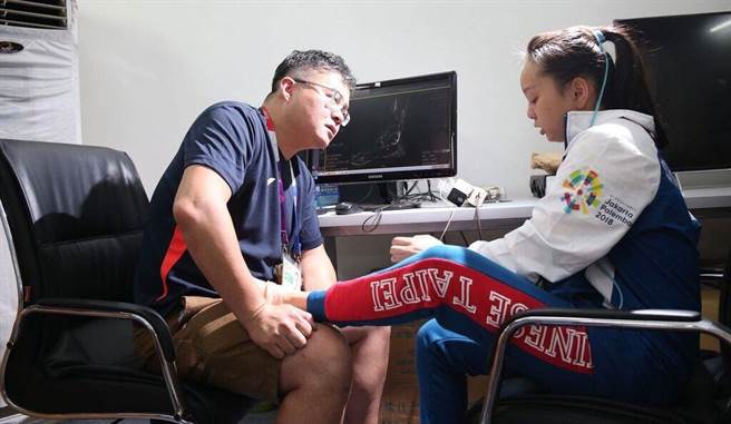 医师周文毅（左）多次在国外协助选手做急性状况处置。（长庚运动医学团队提供）