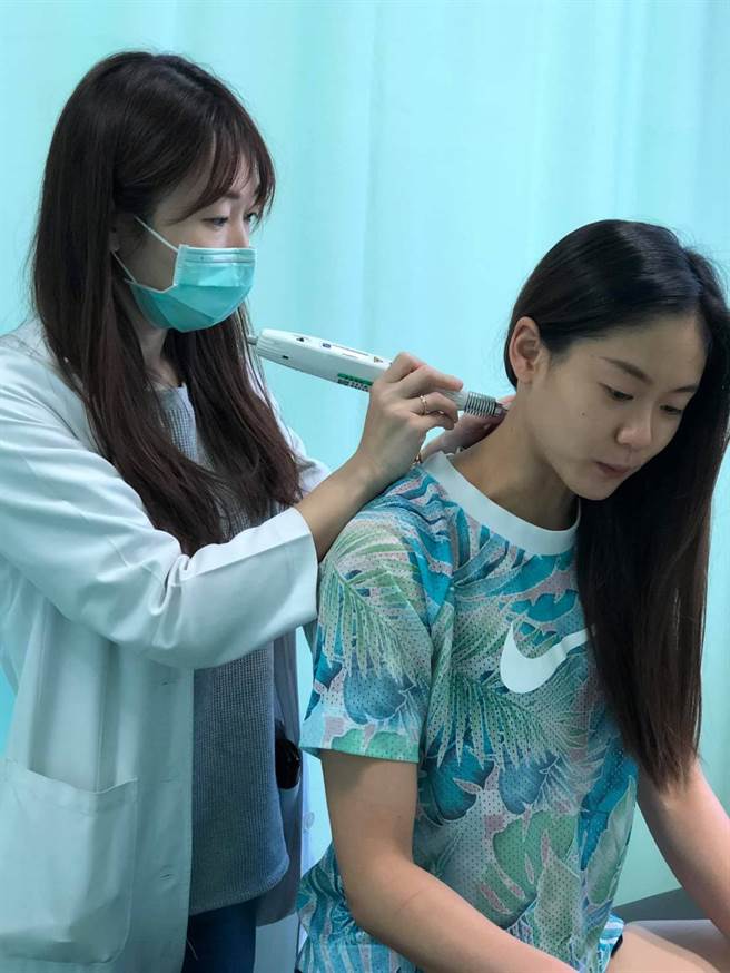 长庚中医师郭纯恩（左）以雷射针灸照顾空手道小清新文姿云。（长庚运动医学团队提供）