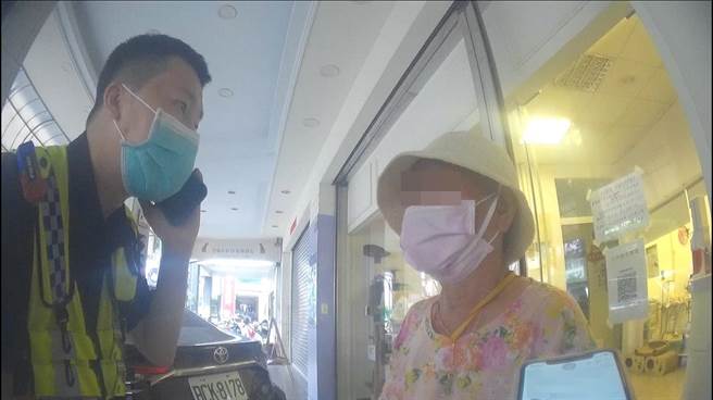 警方于丰原区圆环南路民宅前发现身穿粉红碎花上衣的迷失老妪。（丰原警分局提供／陈淑娥台中传真）