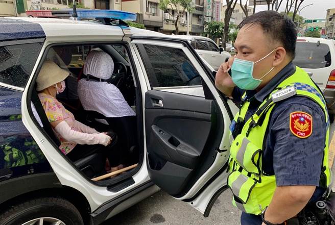 员警以巡逻车载送返所安置老妪。（丰原警分局提供／陈淑娥台中传真）