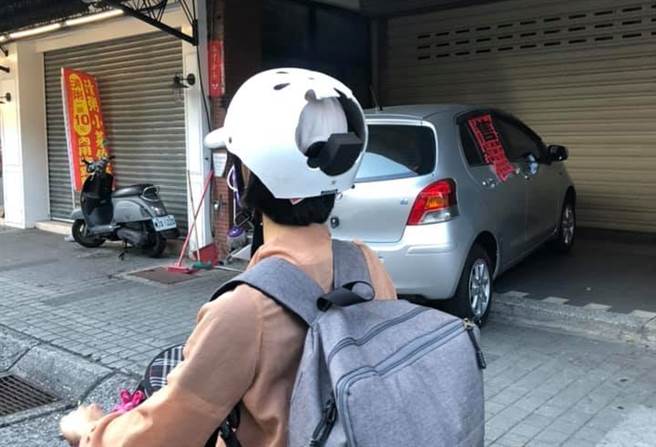1名网友日前在路上撞见1名机车骑士头戴「不安全的安全帽」，原来安全帽的后方竟破了大洞，都可以直接看到骑士的后脑杓。（翻摄自脸书「路上观察学院」）