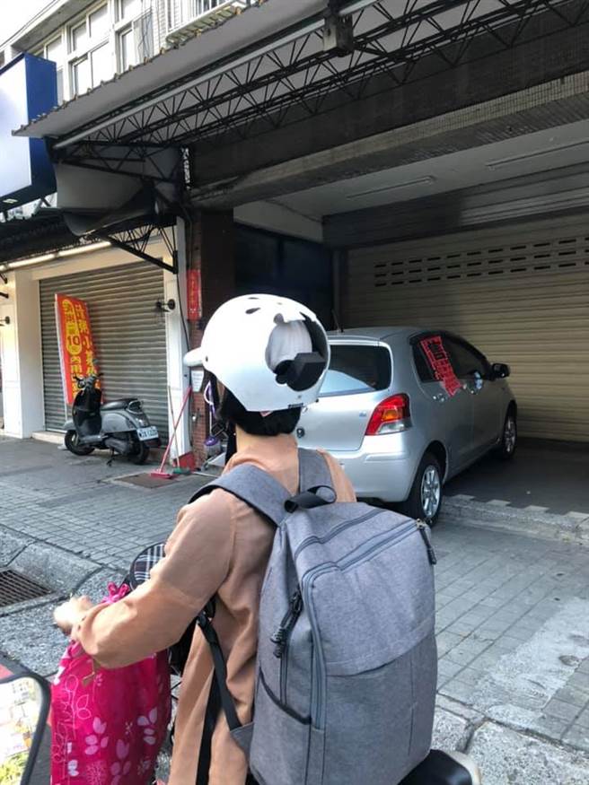 1名网友日前在路上撞见1名机车骑士头戴「不安全的安全帽」，原来安全帽的后方竟破了大洞，都可以直接看到骑士的后脑杓。（翻摄自脸书「路上观察学院」）