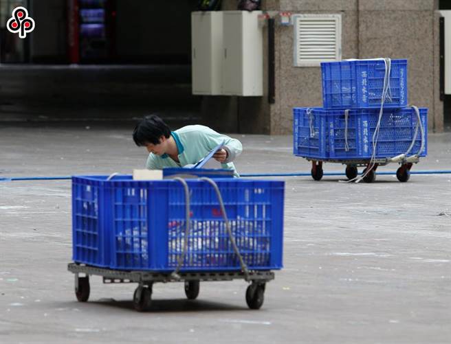 工斗团体认为，各种产业受疫情影响的状况是不均的，有些产业的获利仍然持续成长，「疫情影响」不应作为今年停涨基本工资理由。（报系资料照）