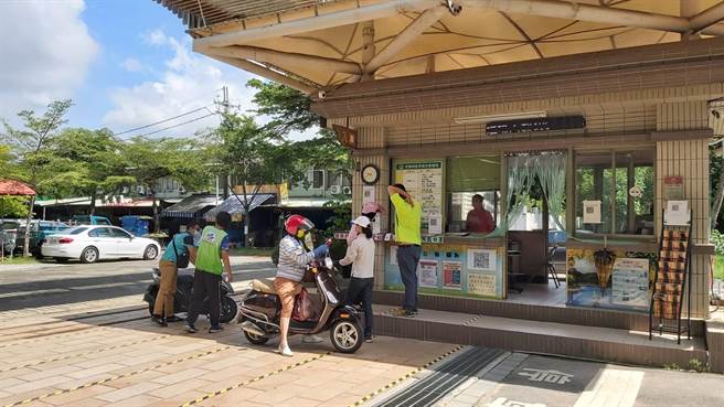台南虎頭埤風景區上午近500人入園。（曹婷婷攝）