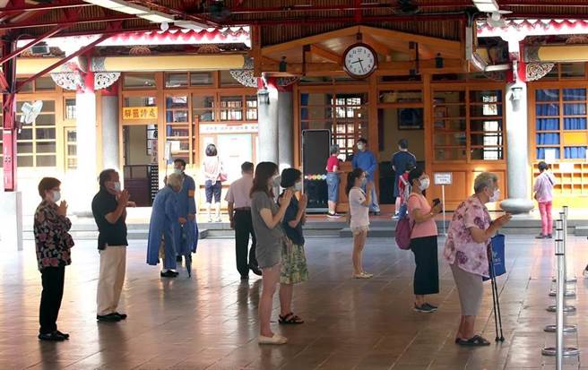 信徒双手合十拜拜祈求平安。（赵双杰摄）
