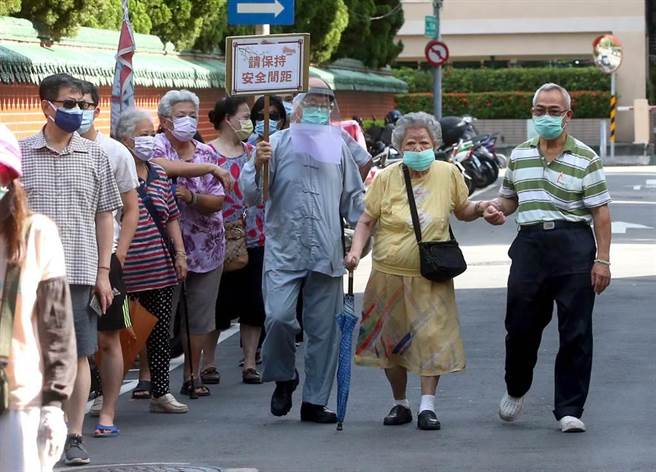 一早许多民眾前来排队准备参拜。（赵双杰摄）
