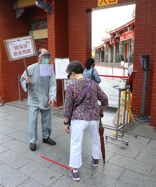 工作人员提醒保持安全距离。（赵双杰摄）
