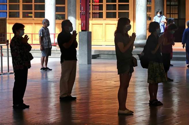 信徒双手合十拜拜祈求平安。（赵双杰摄）
