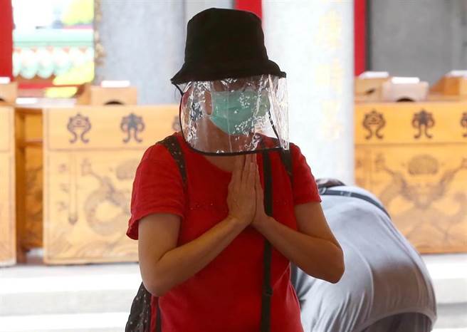 民眾做好安全防护前来参拜。（赵双杰摄）
