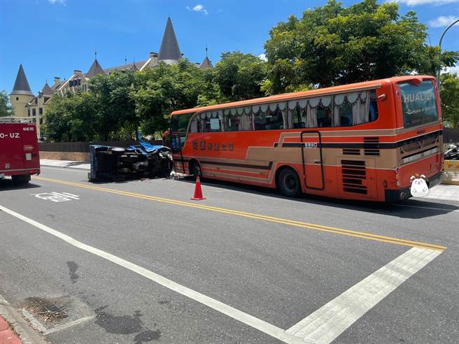 花莲县瑞穗乡温泉路二段与北六路口，今天上午发生一起花莲客运专车与蓝色小小货车碰撞事故，小货车副驾伤重不治，驾驶2人则仍因受伤治疗中。（警方提供／罗亦晽花莲传真）