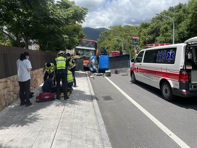 花莲县瑞穗乡温泉路二段与北六路口，今天上午发生一起花莲客运专车与蓝色小小货车碰撞事故，小货车副驾伤重不治，驾驶2人则仍因受伤治疗中。（警方提供／罗亦晽花莲传真）