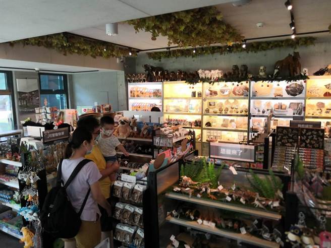 左镇化石园区陆续有游客来报到。(台南市文化局提供／曹婷婷台南传真)