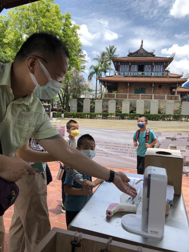 赤崁楼一早也陆续有游客参访。(台南市文化局提供／曹婷婷台南传真)