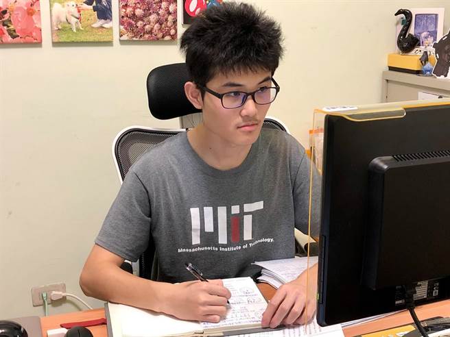 台北市私立復兴实验中学学生吴映贤获得第13届丘成桐中学数学奖银奖。(主办单位提供／李侑珊台北传真)