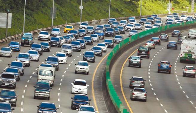 疫情指挥中心宣布，同车者若为一家人，饮食时可拿下口罩。（资料照）