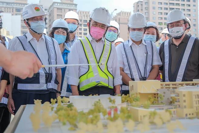 行政院长苏贞昌（左二）听取嘉丰国小校舍工程简报，对竹县5校24亿元硬体建设经费，当场承诺加码补助7成。（新竹县政府提供／罗浚滨新竹传真）　