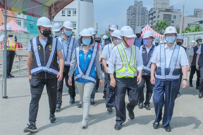 行政院长苏贞昌（右二）由县长杨文科（右）等人陪同到新建的嘉丰国小现场视察。（新竹县政府提供／罗浚滨新竹传真）
