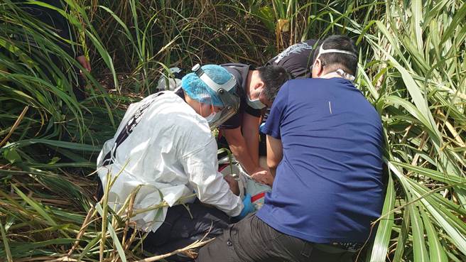 万里区热气流飞行伞俱乐部今（17）日中午1点22分发生1名65岁男性驾驭飞行伞降落时失败，自飞行翼上摔落。（图／民眾提供）