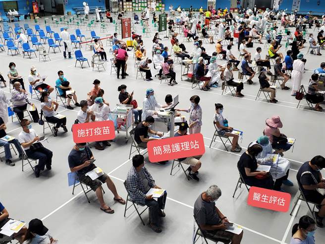 臺大云林分院认养施打6000人疫苗，今（17日）起在可容纳上万人的云林县立体育馆设置快打站，现场摆382张椅子，每一区配1名医师、3个护理师，医师评估完，1名护理师跟着打针，2名护理师推简易护理站对民眾卫教，动线流畅宽松，民眾休息完毕自行离去。（周丽兰摄）