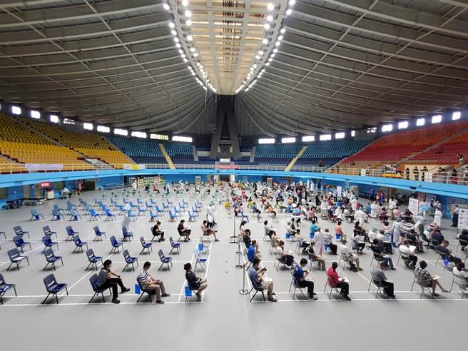 臺大云林分院规画独一无二的「川流不息式」打法，快打站不再分挂号区、医疗区、施打区，而是把接种疫苗的民眾当成流水，只要刷卡立刻就座，民眾陆续来、陆续打、陆续走，椅子从未坐满，不仔细看，看不出快打站正在运作。（周丽兰摄）