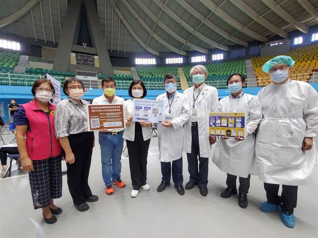 「川流不息式」的发想人是臺大云林分院副院长刘宏辉（右三），右四是院长黄瑞仁，右五为县长张丽善。（周丽兰摄）