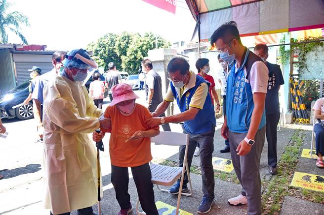 南投县卫生局强调，民眾批评和称讚都虚心接受，对于新拨配的疫苗，一定赶快通知符合资格的民眾来施打，怎可能放着不施打，接种率数南投都达5、6成，数字会说话。（南投县府提供／卢金足南投传真） 