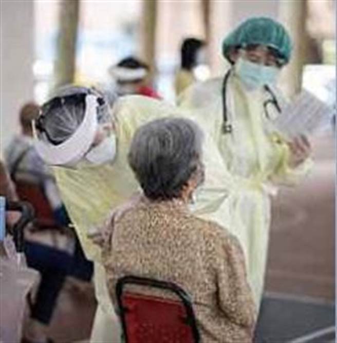 南投县卫生局表示，中央新拨配的疫苗刚发到南投，立即进行施打通知单发放，对于新拨配的疫苗，一定是赶快通知符合资格的民眾来施打。（南投县府提供／卢金足南投传真）